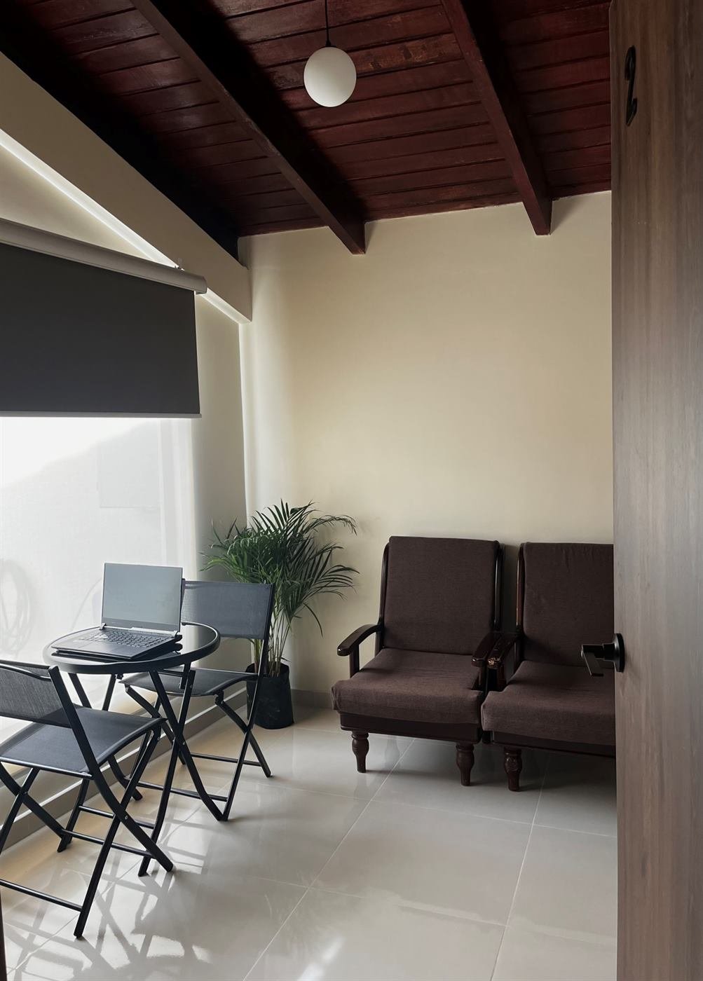 Sala con mesa y sillones